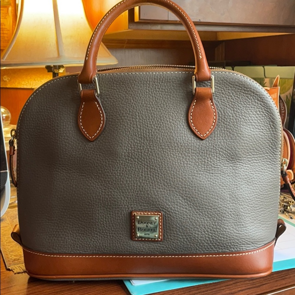 NEW! Dooney & Bourke taupe leather pebble purse!